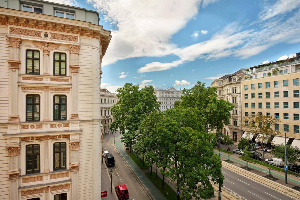The Ritz-carlton,