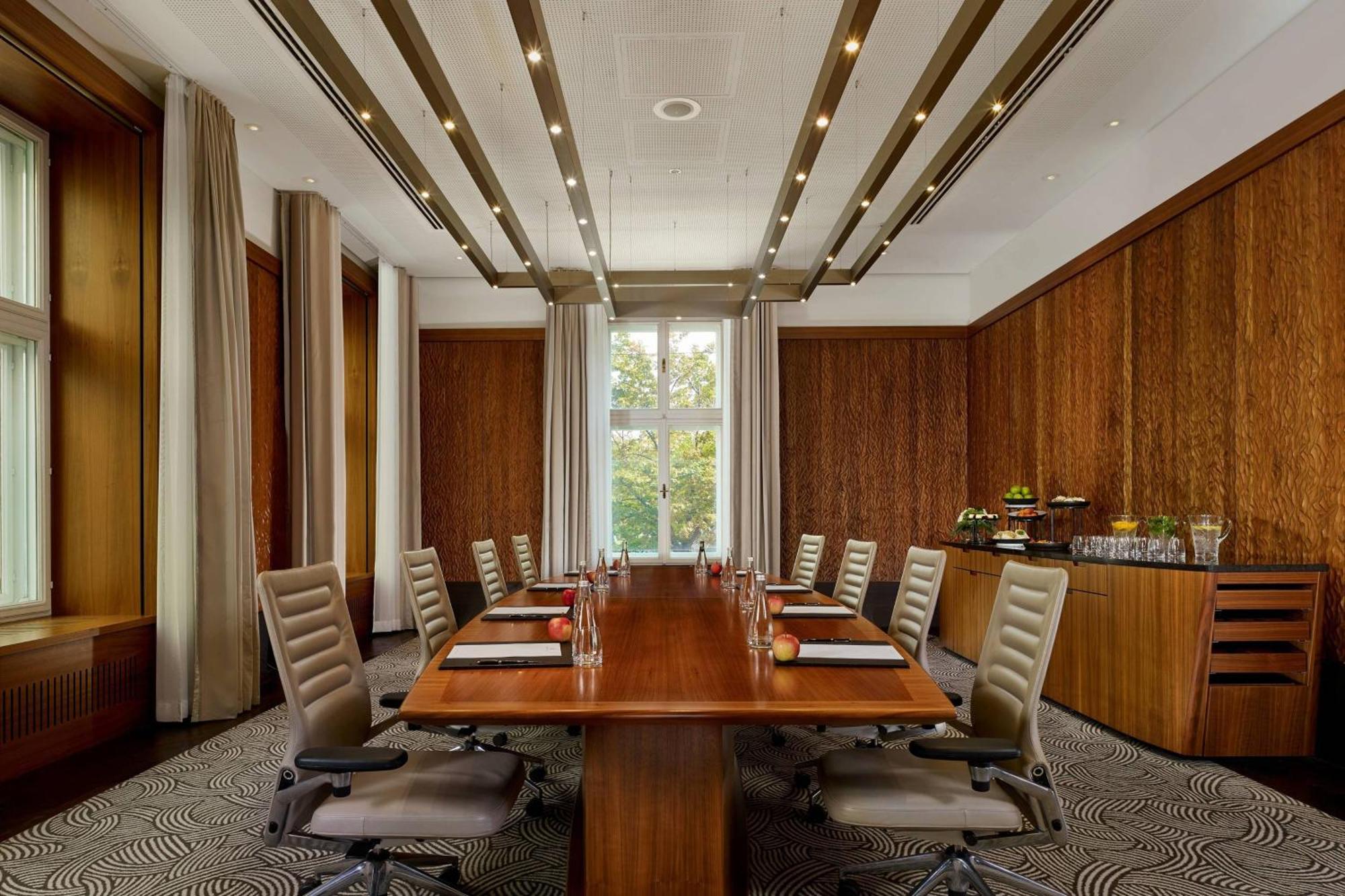 The Ritz-carlton, Hotel